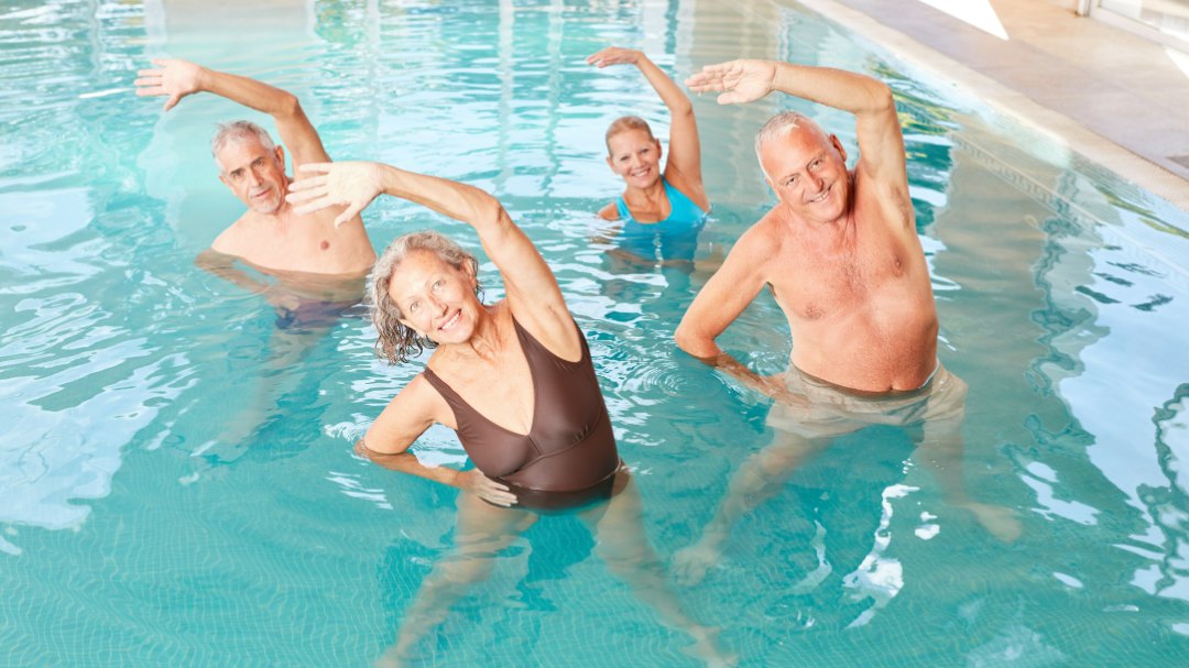 personas mayores haciendo ejercicio en piscina
